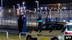 Policia daneze afër aeroportit në Kopenhagë, pasi u panë dronë më 22 shtator 2025. 