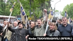 Во второй половине дня к нескольким десяткам митингующим обратились организаторы митинга