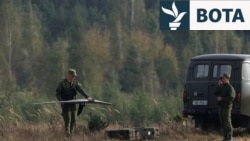 Një ushtar bjellorus mban një dron gjatë stërvitjeve të përbashkëta ushtarake ruso-bjelloruse muajin e kaluar.