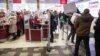 Людзі скупляюць тэхніку ў менскай краме, 19 сьнежня