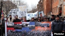 Марш протеста молодых активистов оппозиции в Ереване, 19 февраля 2010 г.  