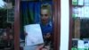 Частный предприниматель Офик Аварян показывает предложенный ей новый договор компании «Электрические сети Армении», 26 августа 2015 г.