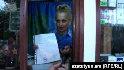 Частный предприниматель Офик Аварян показывает предложенный ей новый договор компании «Электрические сети Армении», 26 августа 2015 г.
