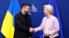 Украинският президент Володимир Зеленски и председателката на Европейската комисия Урсула фон дер Лайен на съвместна пресконференция преди видеоконферентното заседание с европейските лидери, 17 август 2025 г.