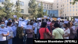 Орхан Инандыны табуу талабы менен Түркиянын Кыргызстандын элчилигинин астында өткөн акция