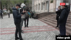 Бишкектеги акция. Видеодон алынган скриншот.