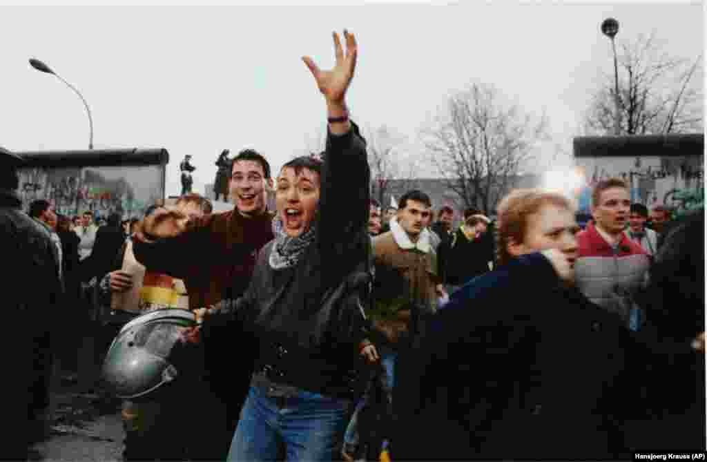 Şərqi Berlində gənclər 1989-cu ilin dekabrında "Berlin divarı"nın açılmasından sonra Qərbə daxil olurlar."Berlin divarı"nın dağılmasından sonra Avropada kommunist rejimləri bir-birinin ardınca çökdü. RFE/RL-in büdcəsinin üçdə ikisi kəsildi və radionun gələcəyi ilə bağlı müzakirələr başladı.