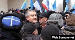 Орусиячылдардын жыйыны маалында (ортодо Сергей Аксёнов).