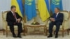 Қазақстан президенті Нұрсұлтан Назарбаев (оң жақта) пен Украина президенті Петр Порошенко. Астана, 9 қазан 2015 жыл.