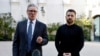 Премьер-министр Великобритании Кир Стармер (слева) и президент Украины Владимир Зеленский общаются со СМИ после встречи с европейскими лидерами по усилению поддержки Украины в Париже, 27 марта 2025 года