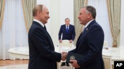 Președintele Rusiei, Vladimir Putin, îl salută pe trimisul special al SUA, Steve Witkoff, înaintea discuțiilor dintre cei doi, la Moscova, pe 6 august 2025, într-o imagine distribuită de agenția de stat rusă Sputnik.