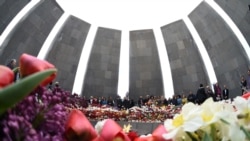 Armenia - People visit the Tsitsernakabert memorial in Yerevan to mark the 102nd anniversary of the Armenian genocide in Ottoman Turkey, 24Apr2017.