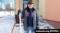 Намесьнік старшыні Менгарвыканкаму Ігар Карпенка з шуфляй