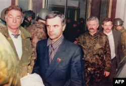 1993 წლის 4 ოქტომბერი, „ალფა ჯგუფი“ დარაჯობს დაპატიმრებულ რუსლან ხაზბულატოვსა და რუსეთის ყოფილ ვიცე-პრეზიდენტ ალექსანდ რუცკოის