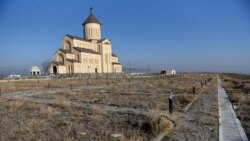 ტერიტორია დაყოფილია სექტორებად რომელთა შორის ბილიკები და სადრენაჟო სისტემაა მოწყობილი.