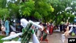 Flood-affected villagers in Pakistan loot relief supplies at a government office in Umerkot on September 12.