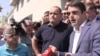 კახეთის გუბერნატორის ირაკლი შიოლაშვილი (მარჯვნივ) და გურჯაანის მაჟორიტარი დეპუტატი გიორგი ღვინიაშვილი მევენახეების მიერ გურჯაანის მუნიციპალიტეტის გამგეობასთან გამართულ აქციაზე. ფოტო: ick.ge