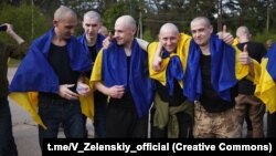 «Сегодня – 390 человек. Суббота и воскресенье – ожидаем продолжения обмена», – написал Зеленский в своих соцсетях.