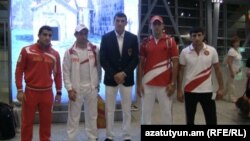 Группа армянских спостсменов перед отлетом в Лондон 
