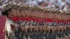 Ushtare kineze me pushkë në duar gjatë paradës për shënimin e përvjetorit të 80-të të dorëzimit të Japonisë në Luftën e Dytë Botërore, para Portës së Tiananmenit, në Pekin, Kinë, më 3 shtator 2025.