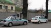 Өзбекстан елшілі алдында тұрған полицейлер мен полиция көліктері. Алматы, 29 наурыз 2015 жыл.