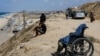 Palestinieni care au fugit din Gaza, din cauza războiului.