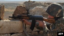 Военнослужащий Армии обороны НК на боевой позиции (архив)