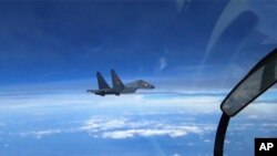 Një avion luftarak kinez duke patrulluar në Detin e Kinës Jugore në vitin 2016. Fotografi nga arkivi.