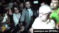 Депутат парламентской фракции правящей Республиканской партии Армении Ашот Агабабян посещает участников акции протеста на проспекте Баграмяна, Ереван, 28 июня 2015 г.