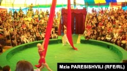 Маленький цирковой шатер с традиционными пестрыми полосками раскинулся на одной из центральных площадей г. Рустави
