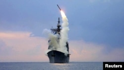 Lansarea unei rachete Tomahawk de pe un crucișător american, în timpul unui exercițiu naval. 