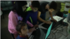 Copiii familiei Parancea în momentul în care au primit laptopurile și tabletele din partea voluntarilor