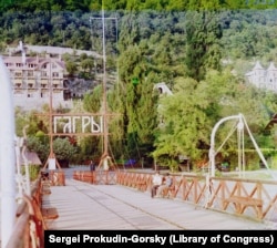 პატარა ბიჭები, სამხედრო ქუდებში, გაგრაში მზეს ეფიცხებიან