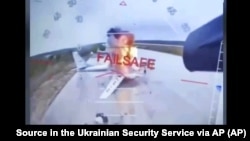 Скриншот из видео ударов СБУ по самолетам стратегической авиации России на аэродроме «Белая» в Иркутской области, 1 июня 2025 года