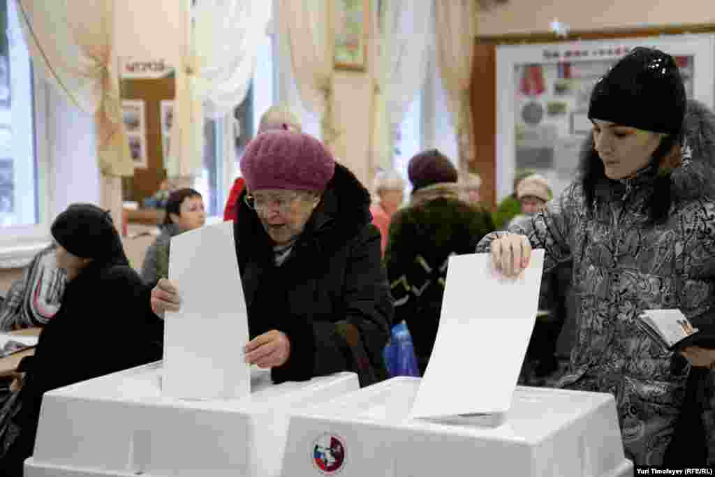 Москванын шайлоочулары добуш берүүдө.