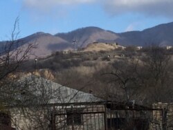 სოფელ დისევის მთაზე განთავსებული საოკუპაციო ძალების სათვალთვალო საგუშაგო, საიდანაც აკონტროლებენ კოშკასა და გუგუტიაანთკარს.