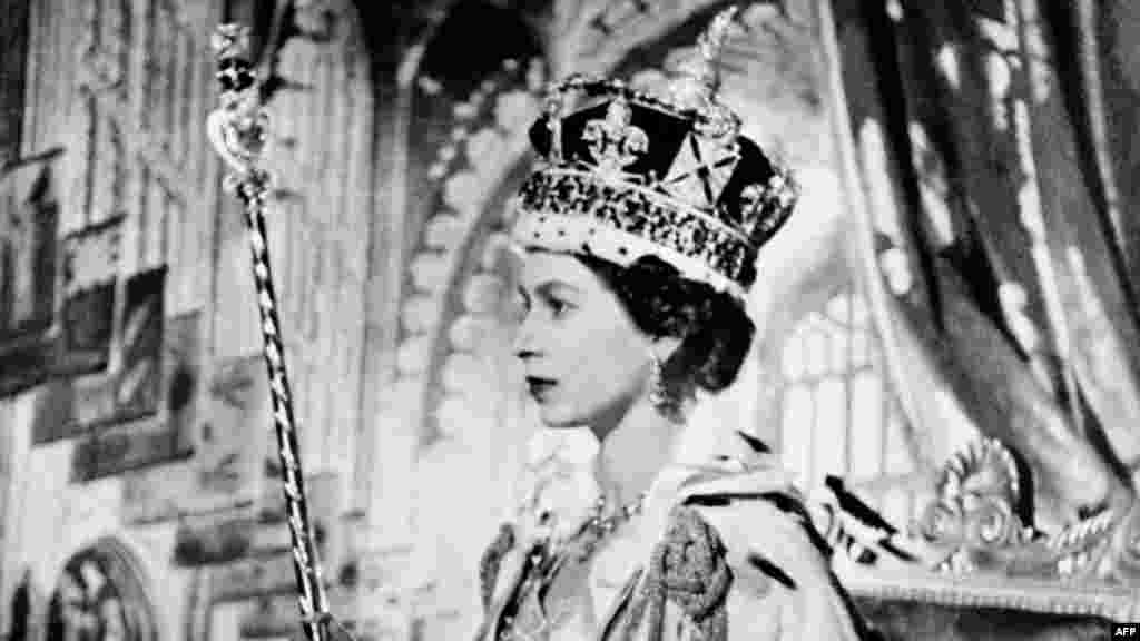 Елизавета II 1953-жылы 27 жашында таажы кийген күн. Атасы каза болгондон кийин ал Африкадагы сапарынан кайтып келген. Үйүнө ал мурдагыдай ханбийке эмес, монарх статусунда кайткан.&nbsp; &nbsp;