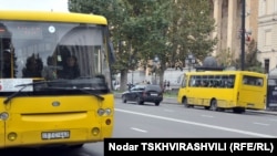 Между тем жители Тбилиси вынуждены платить больше за проезд в городском транспорте из-за некоторых решений тбилисской мэрии