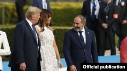ԱՄՆ-ի նախագահ Դոնալդ Թրամփը՝ տիկնոջ հետ, և Հայաստանի վարչապետ Նիկոլ Փաշինյանը Բրյուսելում, որտեղ անցկացվում է ՆԱՏՕ-ի գագաթնաժողովը, 11-ը հուլիսի, 2018թ․ 