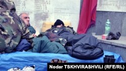 Участники боевых действий 1992-1993 годов и 2008 года обвиняют власти в невнимании и требуют изменения политики в отношении людей, которые выполнили свой долг перед родиной