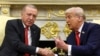 Presidenti i Turqisë, Tayyip Erdogan, gjatë një takimi me presidentin amerikan, Donald Trump, në Shtëpinë e Bardhë në Uashington, SHBA, 25 shtator.