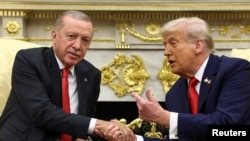 Presidenti i Turqisë, Tayyip Erdogan, gjatë një takimi me presidentin amerikan, Donald Trump, në Shtëpinë e Bardhë në Uashington, SHBA, 25 shtator.