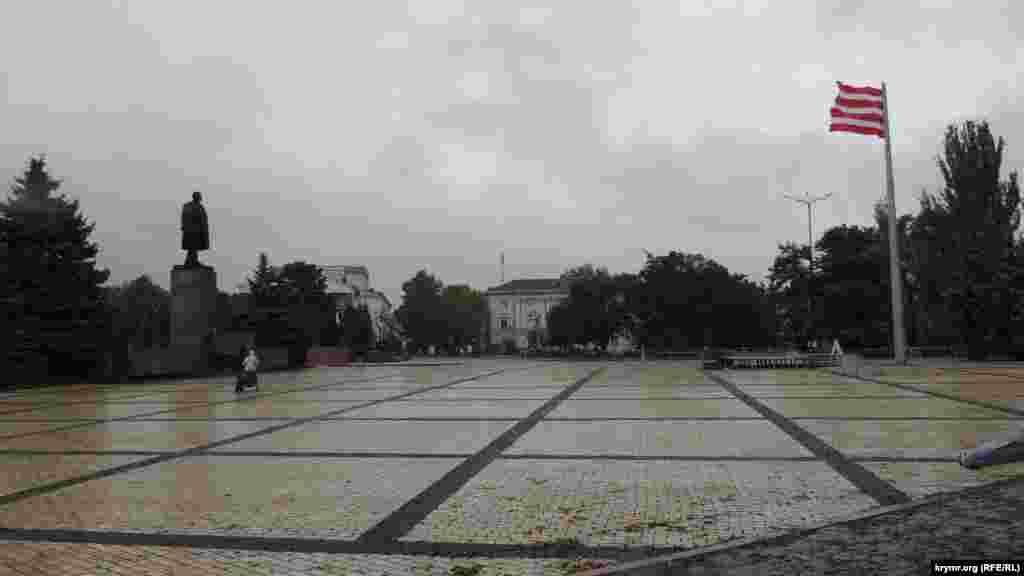 Площадь Ленина днем в субботу практически пуста. Часть мероприятий перенесли в расположенный неподалеку городской культурный центр им. Богатикова Одинокие прохожие и редкие группы приезжих ходят, подгоняемые ветром