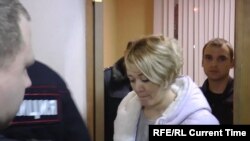 Анастасия Шевченко в сопровождении полиции