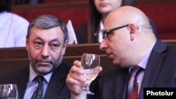 Лидеры партии «Свободные демократы», депутаты парламента Хачатур Кокобелян (справа) и Александр Арзуманян во время съезда партии «Наследие», Ереван, 16 марта 2012 г.  