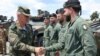 Председателят на военния комитет на НАТО адмирал Джузепе Каво Драгоне се среща с военните от многонационалната бойна грипа, разположена в България, 15 юли 2025 г.