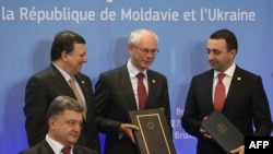 პეტრო პოროშენკო, ჟოზე მანუელ ბაროზო, ჰერმან ვან რუმპე, ირაკლი ღარიბაშვილი. ასოცირების შეთანხმების ხემოწერის ცერემონია