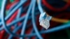 Ilustrație cu un cablu de internet într-o sală de servere. 