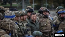 Владимир Зеленский Изюм шаарында Украинанын аскерлери менен.