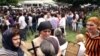 У здания Патриархии Грузинской Православной Церкви с утра собралась большая толпа верующих, ожидавших решения Священного Синода. Несмотря на жару, люди не расходились 